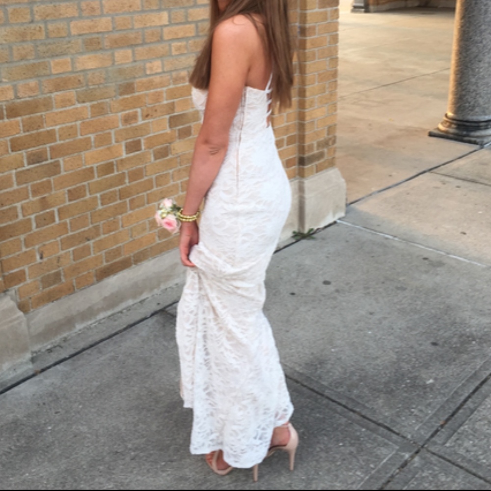 CREME WHITE PROM DRESS - Picture 2 of 5